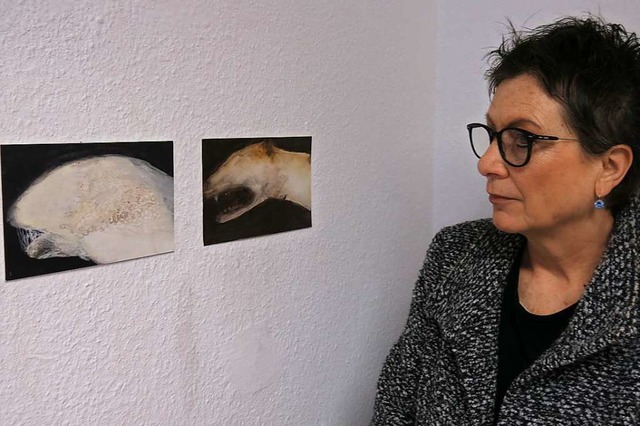 Petra Blockdorf mit Blick auf amorphe Wesen  | Foto: Georg Vo