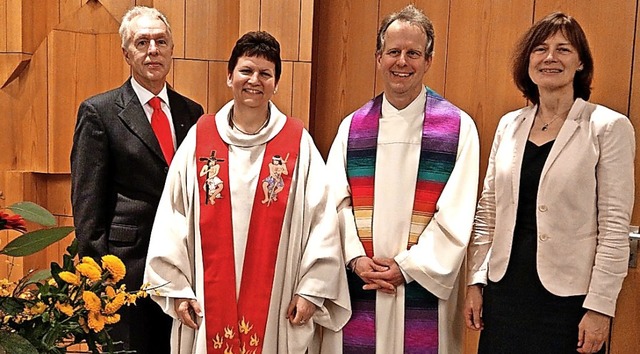 Dekan Rainer Heimburger und Kirchenrt...rrer Andreas Guthmann, in ihre Mitte.   | Foto: Florian Bcher