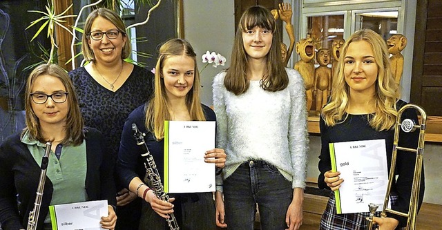 Die  jungen Musikerinnen, die ein Leis...ht auf dem Bild Leonie Brilz (Silber).  | Foto: suedkurier