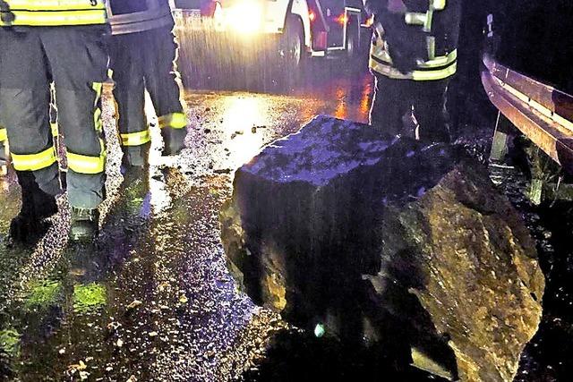 Felsen strzt auf Strae