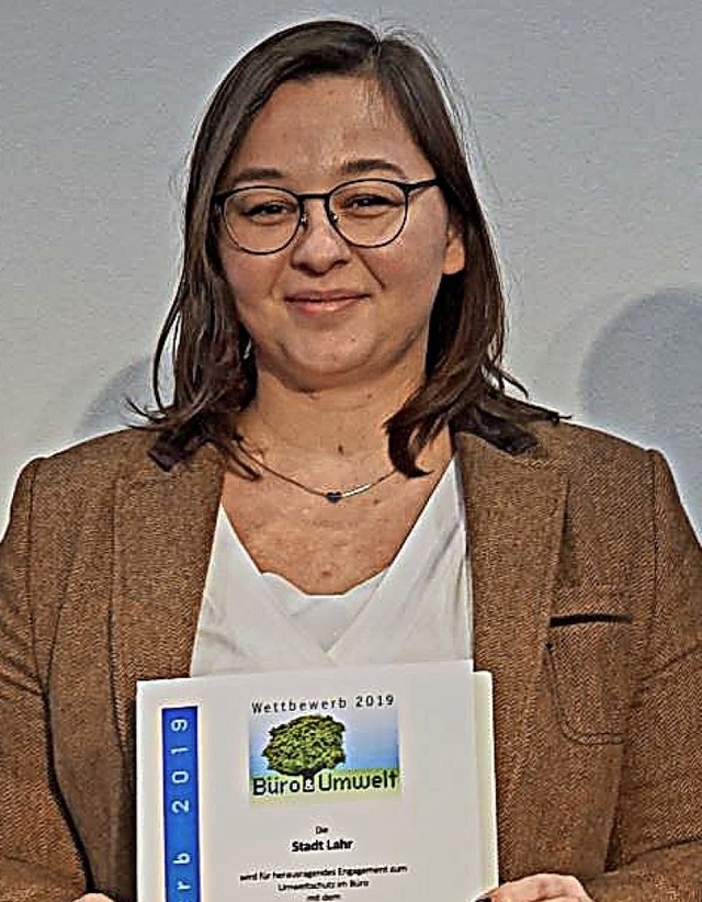 Die Lahrer Klimaschutzmanagerin Madeleine Meinhardt mit der Urkunde  | Foto: Stadt Lahr