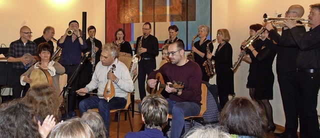 Alexandros Kalemakis (Mitte), Lyraspie...7;n Tuba&#8220;   in der Spitalkirche.  | Foto: Kai Kricheldorff