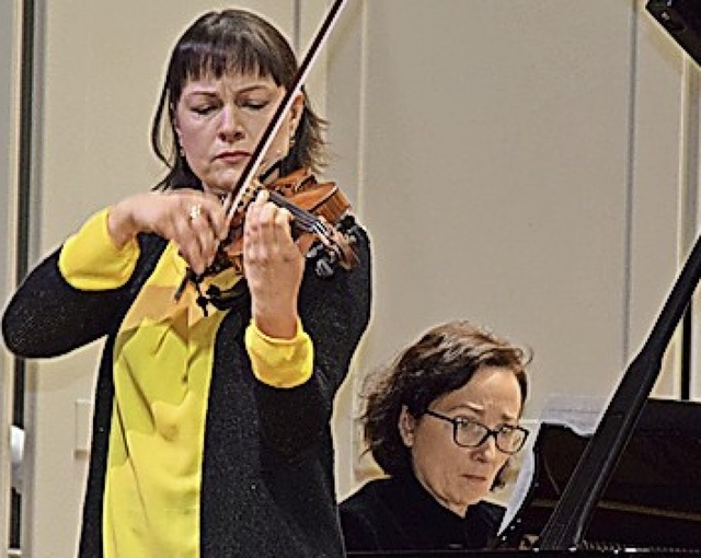 An der Geige  Alexandra Stumpf, am Flgel Arina Aartsen.  | Foto: Volker Rothfu