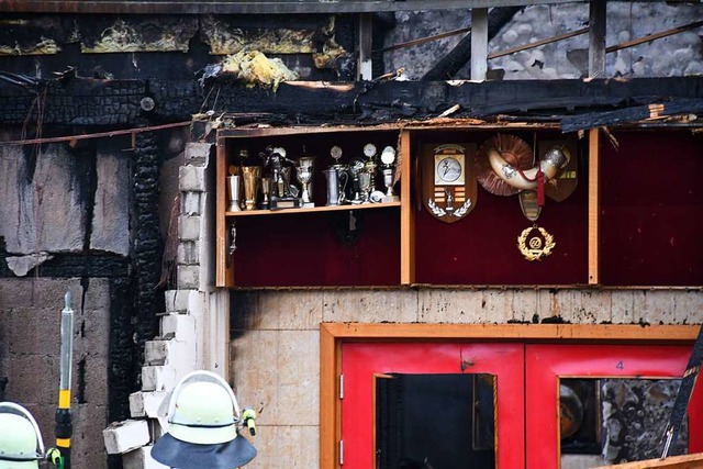 Ein Regal mit Pokalen hat den Brand berstanden.  | Foto: Jonas Hirt