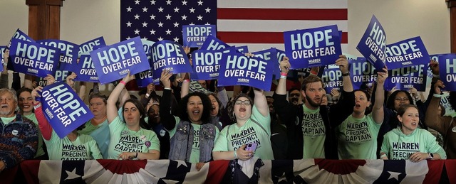 &#8222;Hoffnung ber Angst&#8220;: Unt...on Elizabeth Warren mit ihren Plakaten  | Foto: CHIP SOMODEVILLA (AFP)