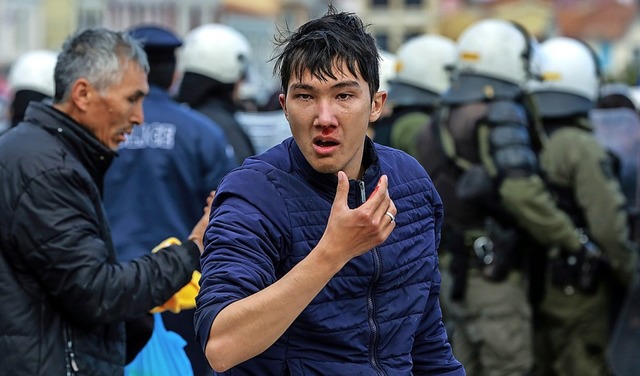 Proteste von Migranten: In Mytilini ka...en Ausschreitungen und Zusammensten.  | Foto: MANOLIS LAGOUTARIS (AFP)