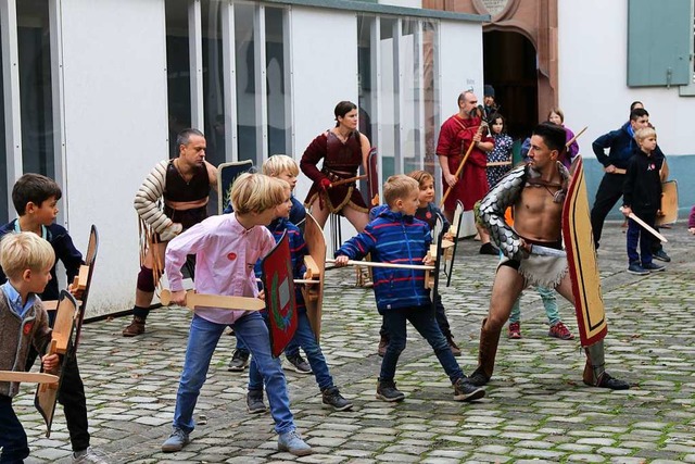 In der Gladiatorenschule lernen die Kinder mit Schild und Gladius umzugehen.  | Foto: Katharina Bartsch