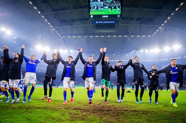 Schalkes Spieler bejubeln den 3:2-Erfolg in der Veltins-Arena.  | Foto: Rolf Vennenbernd (dpa)