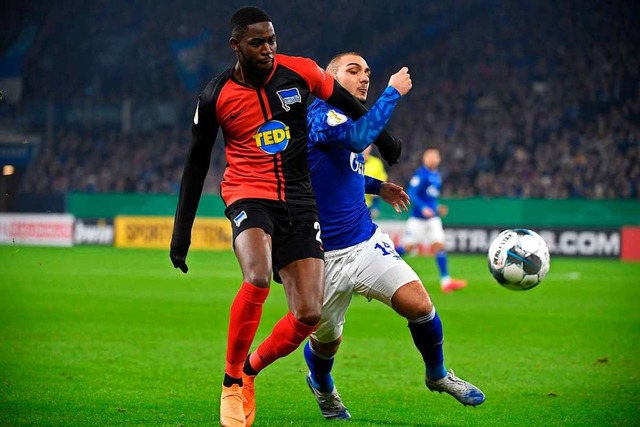 Ein Zweikampf zwischen Torunarigha und...spieler Ahmed Kutucu am Dienstagabend.  | Foto: INA FASSBENDER (AFP)