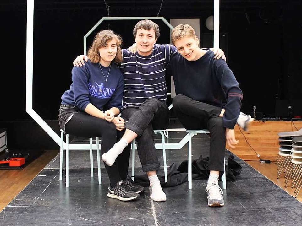 Fenja Jahn, Lukas Wiehler und Paul Iss...iten seit Oktober an ihrer Produktion.  | Foto: Nora Ederer
