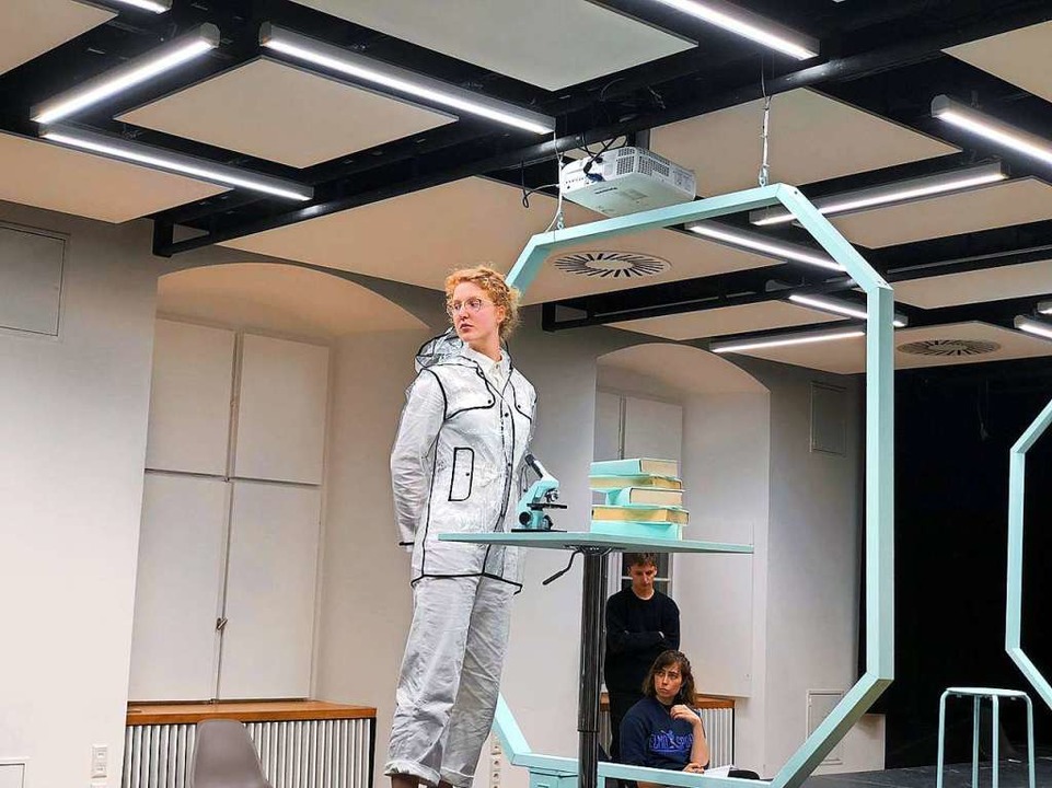 Die Schauspielerinnen proben fleiig fr ihre Premiere am Freitag.  | Foto: Nora Ederer