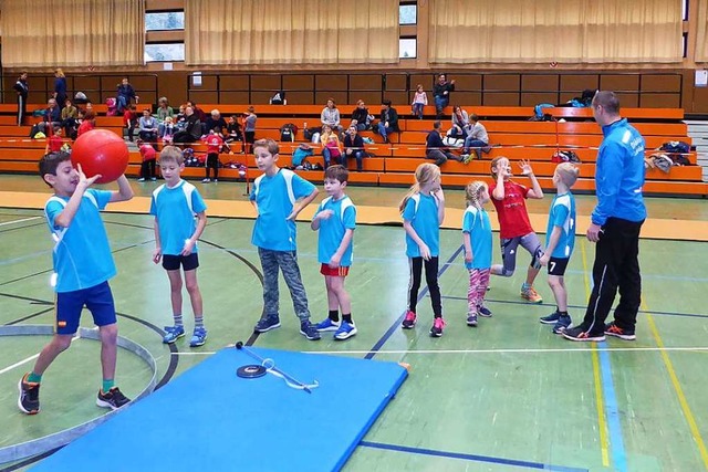 Einige der jungen SVW-Leichtathleten m...fr den Standsto mit dem Medizinball.  | Foto: Verein