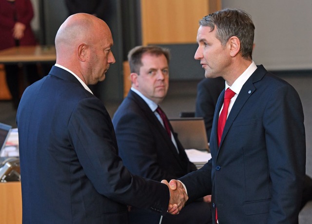 Thringens AfD-Chef Bjrn Hcke (rechts) gratuliert Kemmerich zur Wahl.  | Foto: Martin Schutt (dpa)