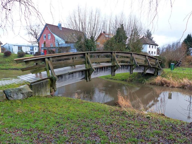 Die Holzbrcke ber den Mhlbach am Ei... werden. Das ergab die Brckenprfung.  | Foto: Claudia Bachmann-Goronzy