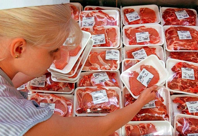 Eine Supermarktmitarbeiterin legt abgepacktes Fleisch in eine Khltheke.  | Foto: Patrick Pleul