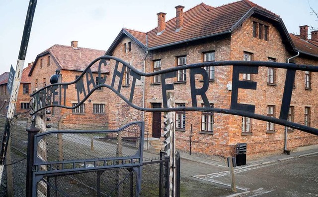 Im Konzentrationslager von Auschwitz w... die Juden eingesperrt und umgebracht.  | Foto: Kay Nietfeld (dpa)
