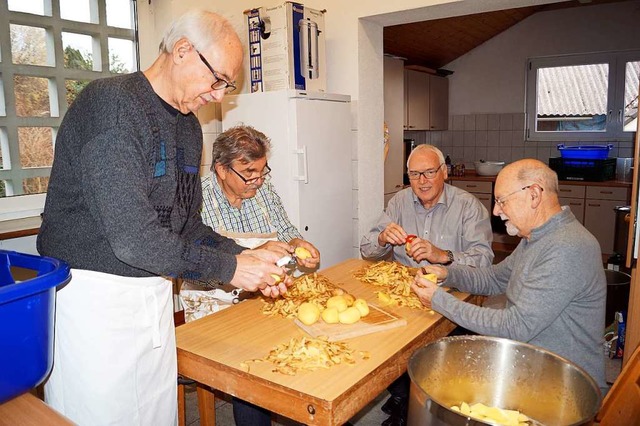 Dieter Berger, Peter Zuberer, Rainer B...links)  schlen einen  Berg Kartoffeln  | Foto: Silke Hartenstein