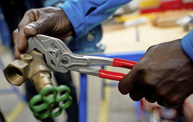 Ein junger Flchtling arbeitet in einer Lehrwerkstatt.   | Foto: Sven Hoppe