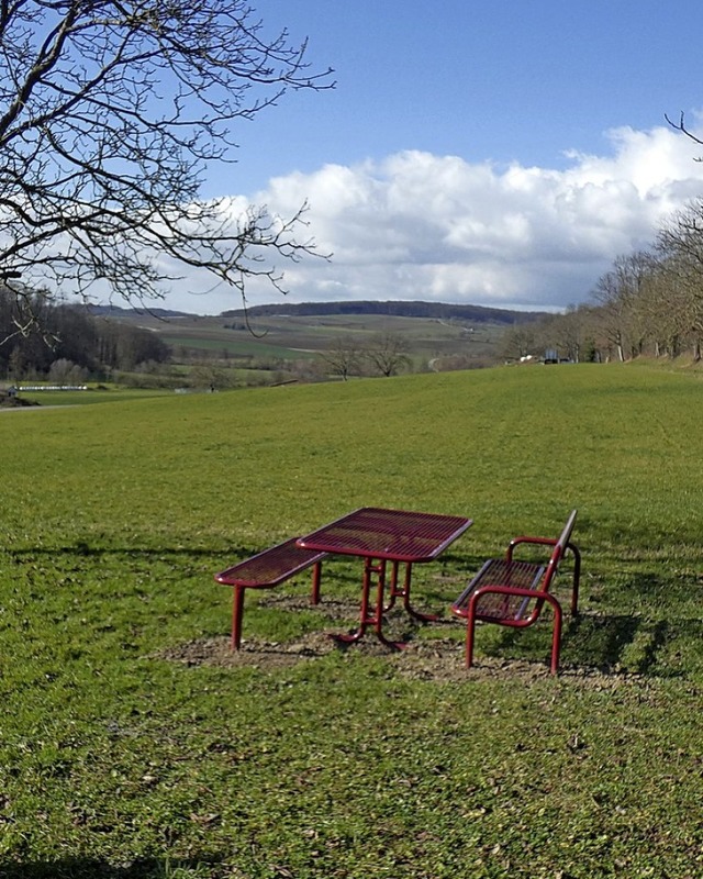 Der Maugenharder Ortseingang  hat eine neue Sitzgruppe.   | Foto: Hans-Ulrich Fiedler