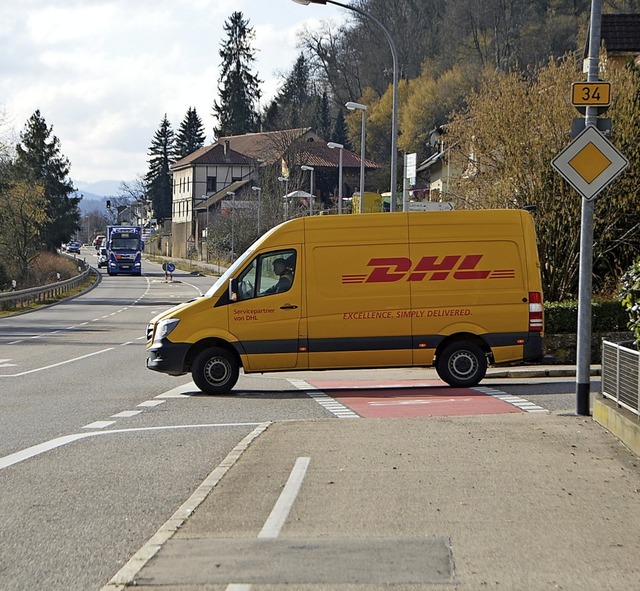 Wer auf die B34 biegen will, muss zuer...ockiert aber damit wieder den Radweg.   | Foto: Horatio Gollin