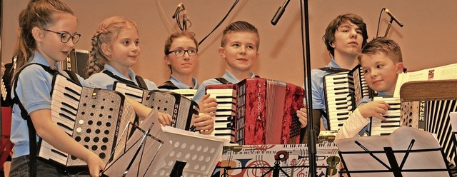 Die Jngsten des Akkordenclubs bei ihr...tritt in der Festhalle von Eichstetten  | Foto: Christa Rinklin