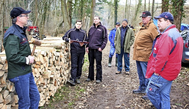 Ortsvorsteher Frank Greschel (links) l...olf (Dritter  von links) vorbereitet.   | Foto: Laetitia Barnick