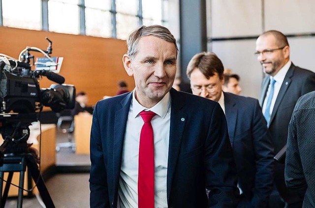 Thringens AfD-Chef Bjrn Hcke lchel...ittwoch ein politischer Coup gelungen.  | Foto: JENS SCHLUETER (AFP)