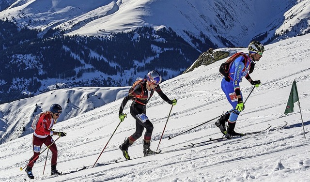 Toni Palzer (Mitte) ist der beste Deutsche im Skibergsteigen.  | Foto: Balz Weber (dpa)