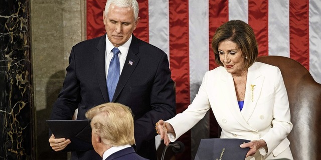 Zunchst verweigert US-Prsident Donal...sfhrerin Nancy Pelosi den Handschlag.  | Foto: MANDEL NGAN (AFP)