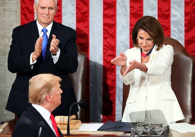 Donald Trump (M), Prsident der USA, w...eht Mike Pence, Vizeprsident der USA.  | Foto: Andrew Harnik (dpa)