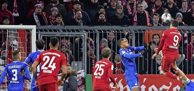 Robert Lewandowski kpft hier zum 3:1 fr die Bayern ein.    | Foto: Matthias Balk (dpa)