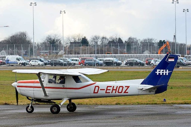 Kleinflugzeug auf dem Freiburger Flupl...platzes 2031 oder frher kosten wrde.  | Foto: Ingo Schneider