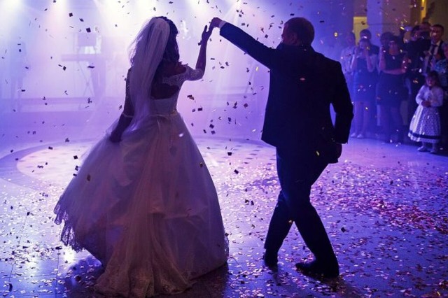 Tanz ins Eheglck &#8211; mit einem Hochzeitstanzkurs ist das Paar  im Takt.  | Foto: myronovychoksana  (stock.adobe.com)