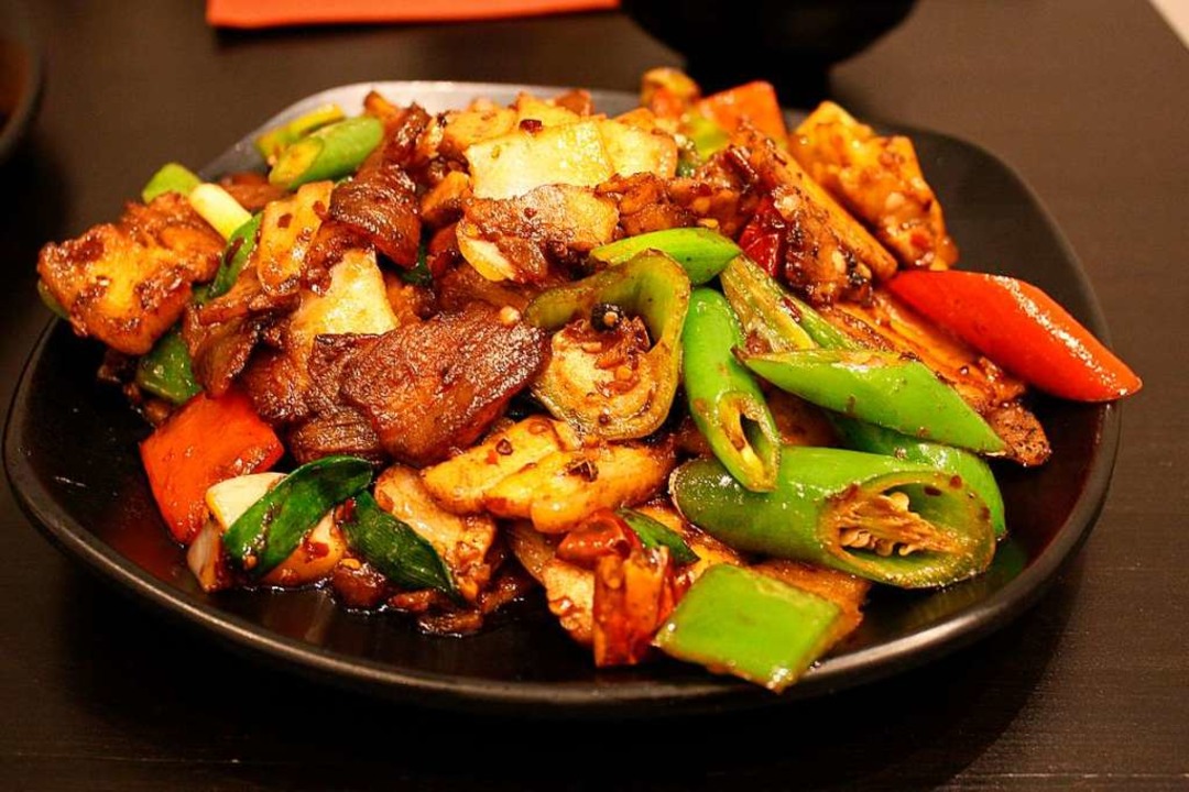 Im Pin&#8217; Kitchen gibt es  Schwein...nd roten Chilipaprikaschoten gebraten.  | Foto: Zie Quann Wu