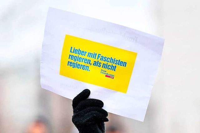 Protest nach der Wahl Thomas Kemmerichs (FDP) zum Thringer Ministerprsidenten.  | Foto: Martin Schutt (dpa)