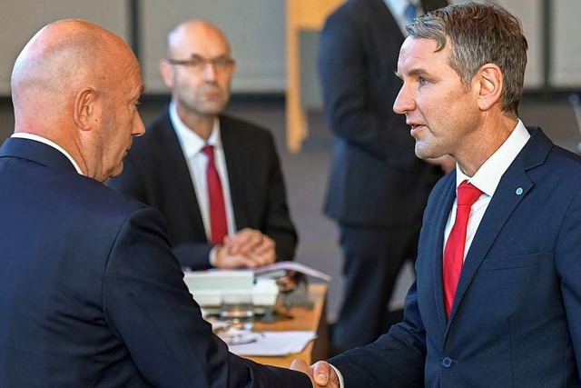 Der Hndedruck des Jahres: Kemmerich und Hcke (rechts).  | Foto: JENS SCHLUETER (AFP)