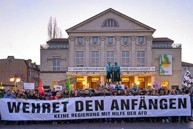 &#8222;Wehret den Anfngen&#8220;: Auc...Kemmerichs Wahl in Erfurt protestiert.  | Foto: Johannes Krey (dpa)