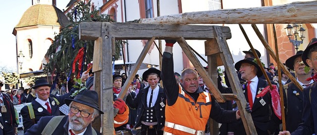 Die Fasnacht ist erffnet: Die Wlder ...n den Narrenbaum auf dem Mnsterplatz   | Foto: Stefan Ammann