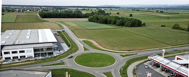 Blick auf den Kreisverkehr und die nr...rbegebiet Mannsmatten entstehen soll.   | Foto: Michael Saurer