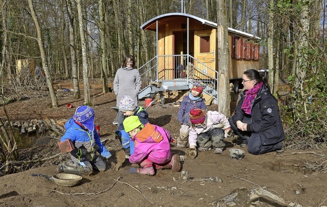 Besonders beliebt: der riesige Sandkasten, den der Waldboden bietet.  | Foto: Ingo Schneider