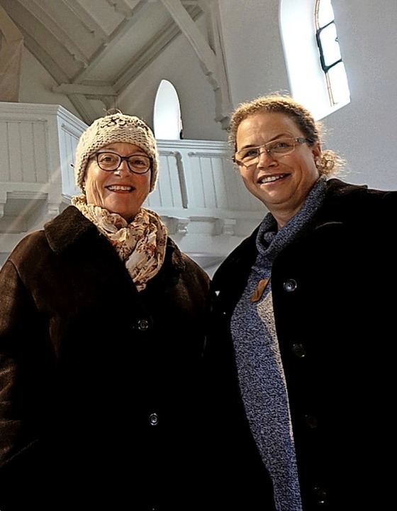 Erika Sondermann (links), Vorsitzende ...n der neu gestrichenen Christuskirche.  | Foto:  