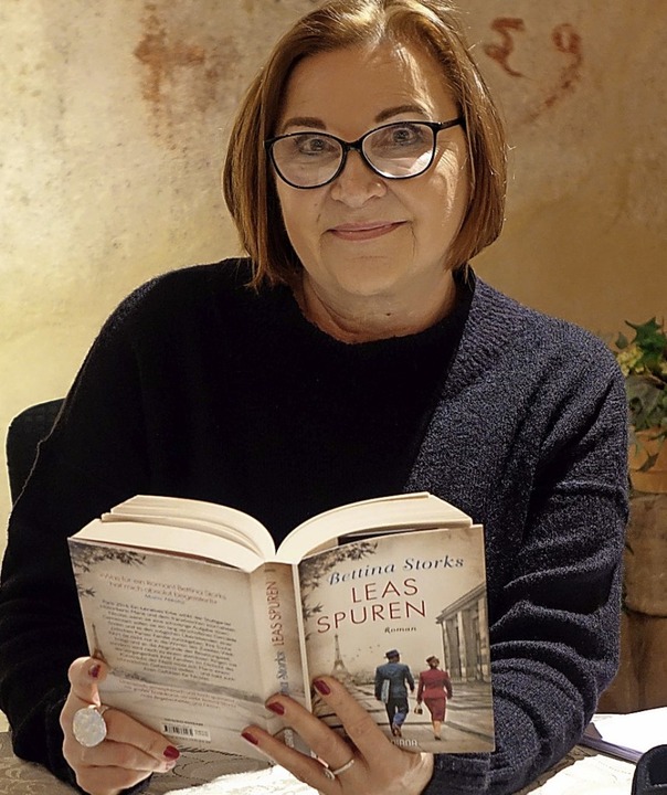 Die Bestsellerautorin Bettina Storks l...hrem Roman &#8222;Leas Spuren&#8220;.   | Foto: Roswitha Frey