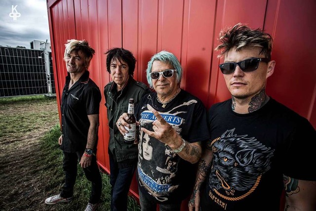 Die U.K. Subs mit Snger Charlie Harper (mit Getrnk)  | Foto: Krousky Peutebatre Pictures