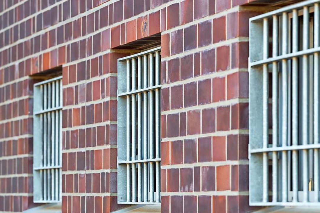 Der Angeklagte muss dahin, wo er vor seiner Tat schon war: hinter Gittern.  | Foto: Christophe Gateau