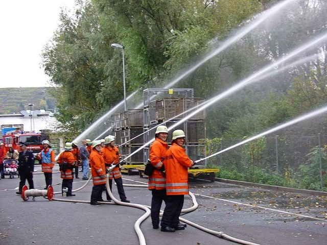 Problemlos klappte die Wasserversorgung bei der bung der Btzinger Wehr.  | Foto: Christa Rinklin