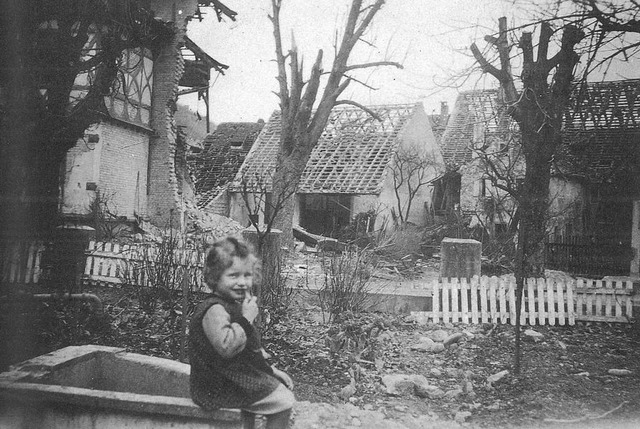 Nach dem Luftangriff am 8. Februar 1945 in der Strae Im Grn  | Foto: Archiv Schreibwaren Villinger