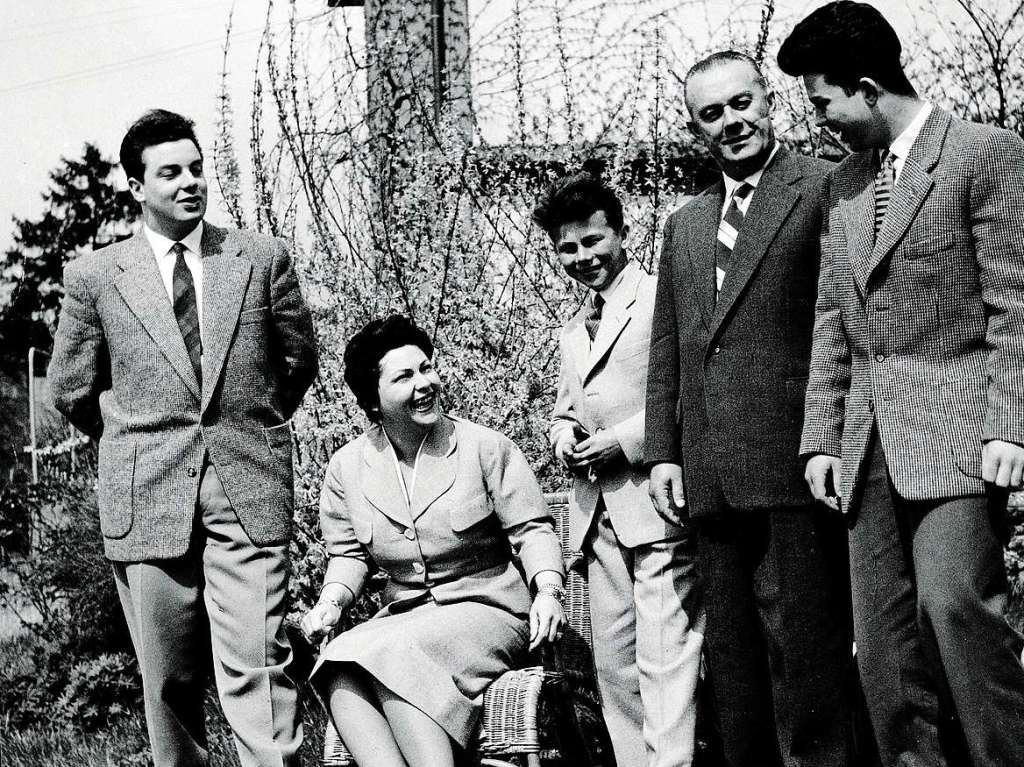 Die Wirtschaftswunderfamilie (von links): Franz junior, Aenne, Hubert, Franz und Frieder Burda 1956 im Garten der Offenburger Schanzstrae 9.