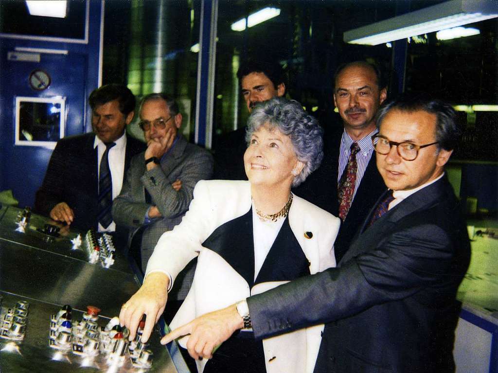 Verlegerin Aenne Burda und Verleger Hubert Burda drcken 1991 den Startknopf zum Start der Druckmaschine der neuen Druckerei in Vogelsdorf bei Berlin zum Druck der Zeitschrift "SuperIllu".