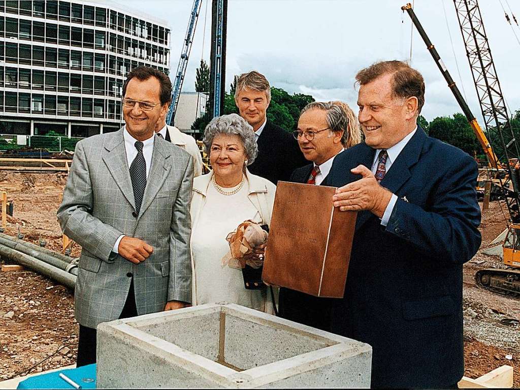 Offenburgs Oberbrgermeister Wolfgang Bruder, Aenne Burda, Architekt Christoph Ingenhoven, Hubert Burda, und Ministerprsident Erwin Teufel (v.l.) legen 1998 in Offenburg den Grundstein fr den Burda-Medienpark.