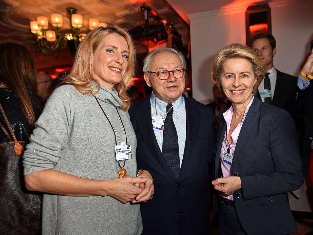 2015 mit Ehefrau Maria Furtwngler und Ursula von der Leyen, damals Bundesverteidigungsministerin.